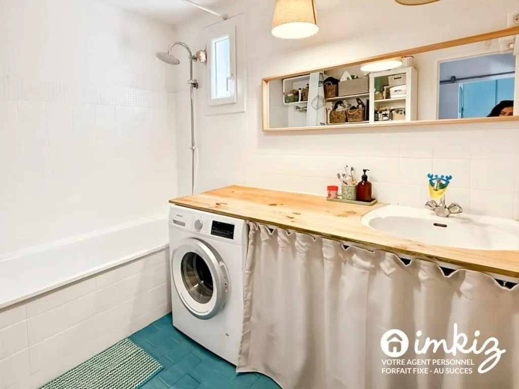 Salles de bain - Maison avec Piscine et Garage à Marseille 12e