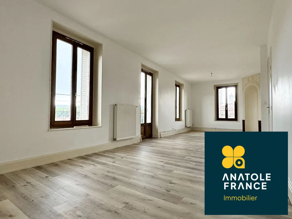 Rooms - 1930s Apartment with Balcony in Pont-Saint-Vincent