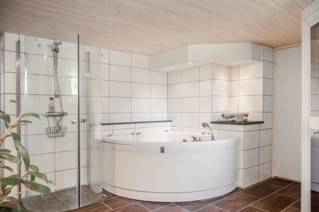 Vannitoad - Renovated Villa with Pool in Färjestad