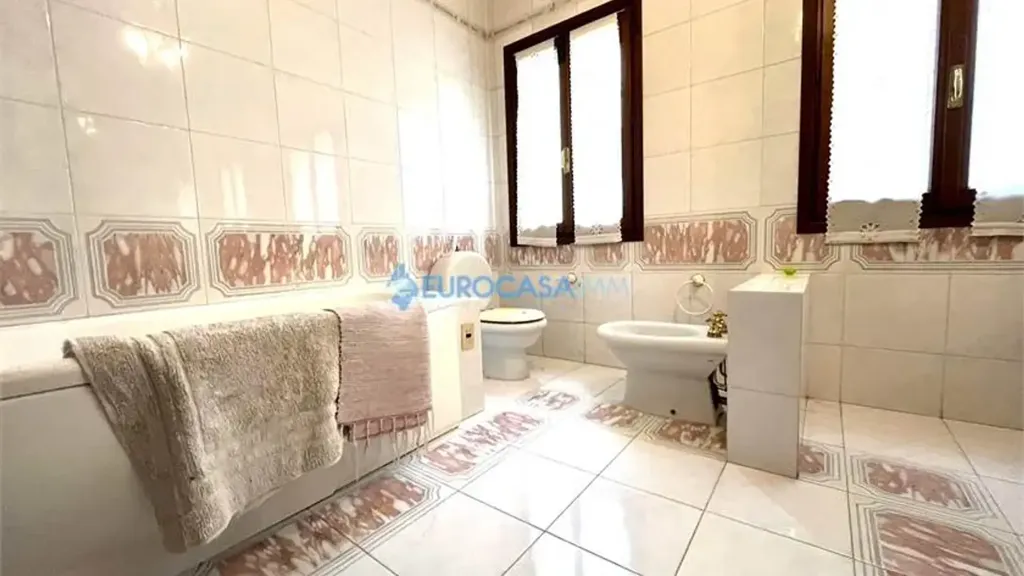 Bathrooms - Villa with Private Garden in Rolo Historic Centre