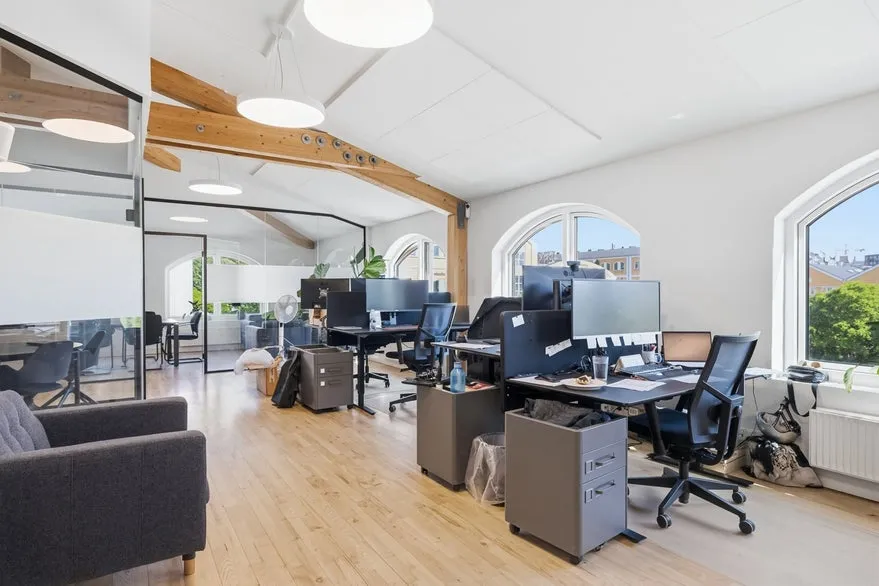 Kabinet - Modern Office with Exposed Beams in Åbyhøj