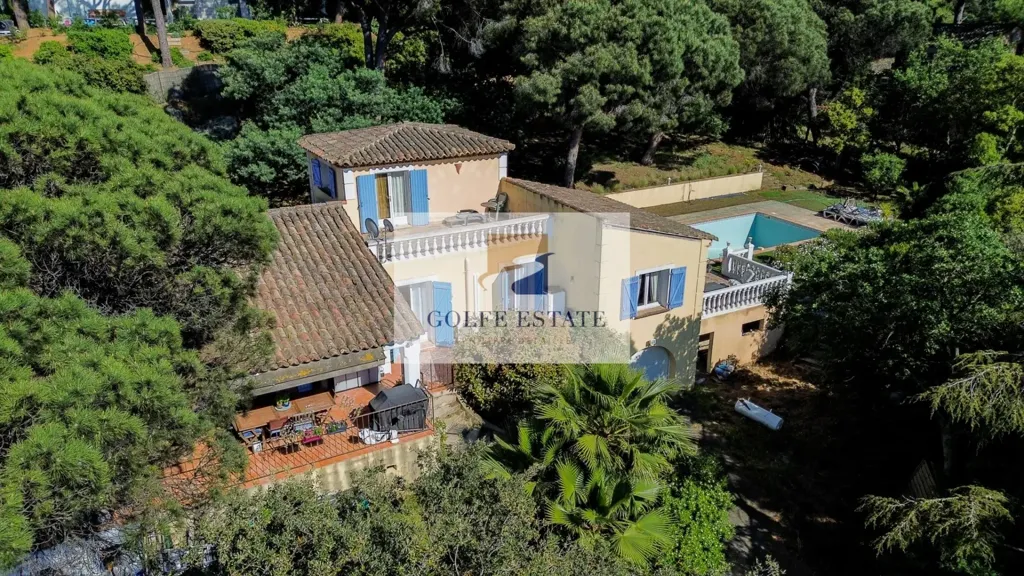 Vue aérienne - Maison avec Piscine et Vue dans un Domaine Sécurisé à La Croix-Valmer