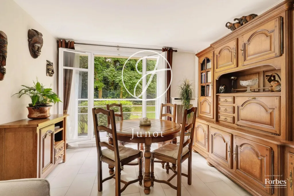 Söögituba - Bright 2-Bedroom Flat with Garden View in Buzenval