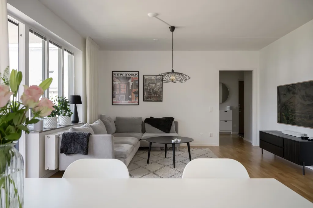 Sala da pranzo - Modern 4-Bedroom Flat with Balcony in Backadalsstigen