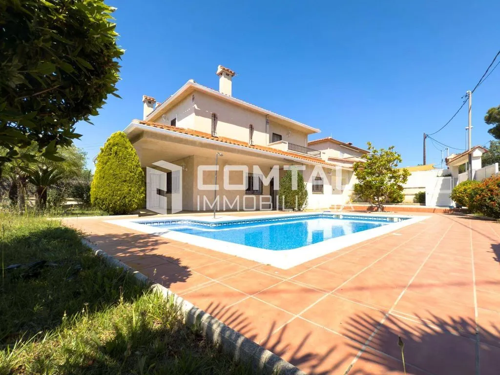 Pool - Luxury Detached House with Private Pool in Cubelles