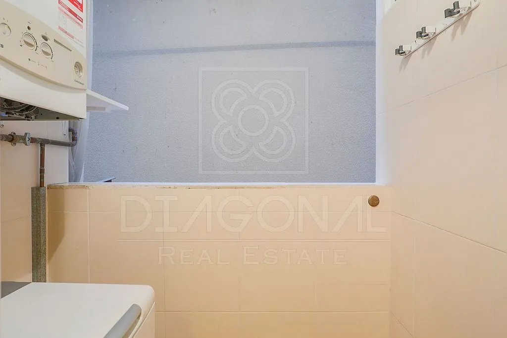 Bathrooms - 3-Bed Apartment with Garden View in La Nova Esquerra