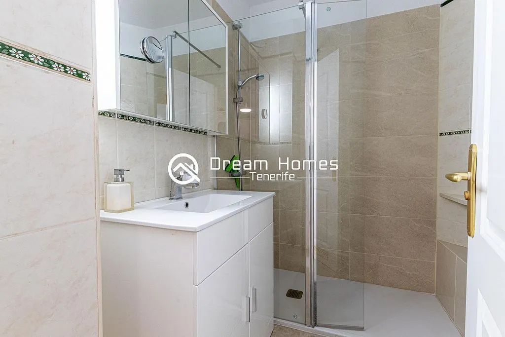 Salles de bain - 1-Bedroom Apartment with Pool in Puerto de Santiago
