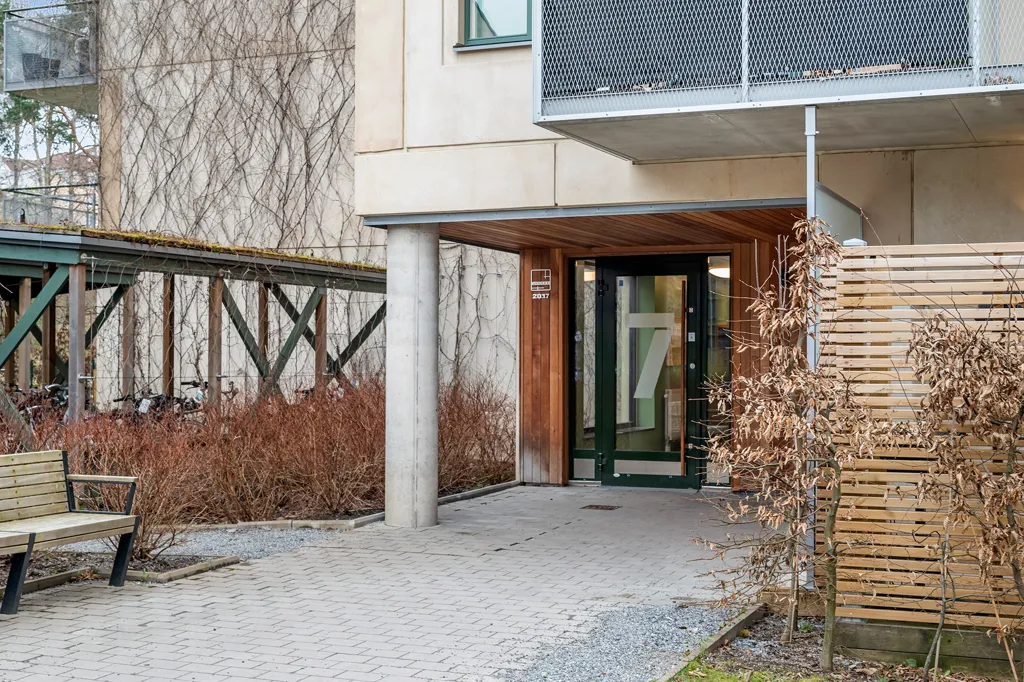 Giardino - Bright 2-Bedroom Flat with Balcony in Kallhällsparken