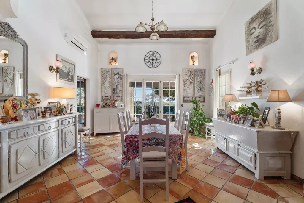 Dining Room - Villa with Sea View in Grasse