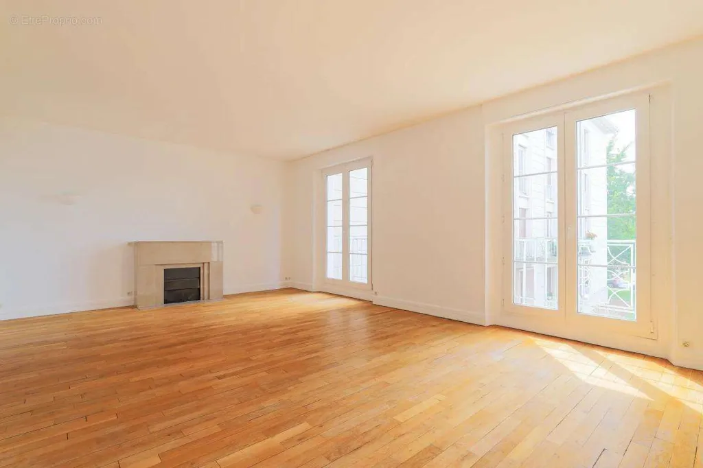 Living Room - 3-Bedroom Apartment with Balcony in Amiens