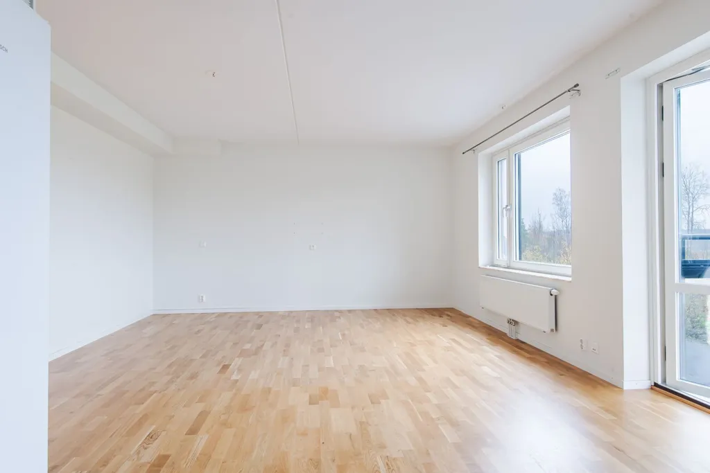 Toad - Mixed-Use Property with Balcony in Upplands-Bro