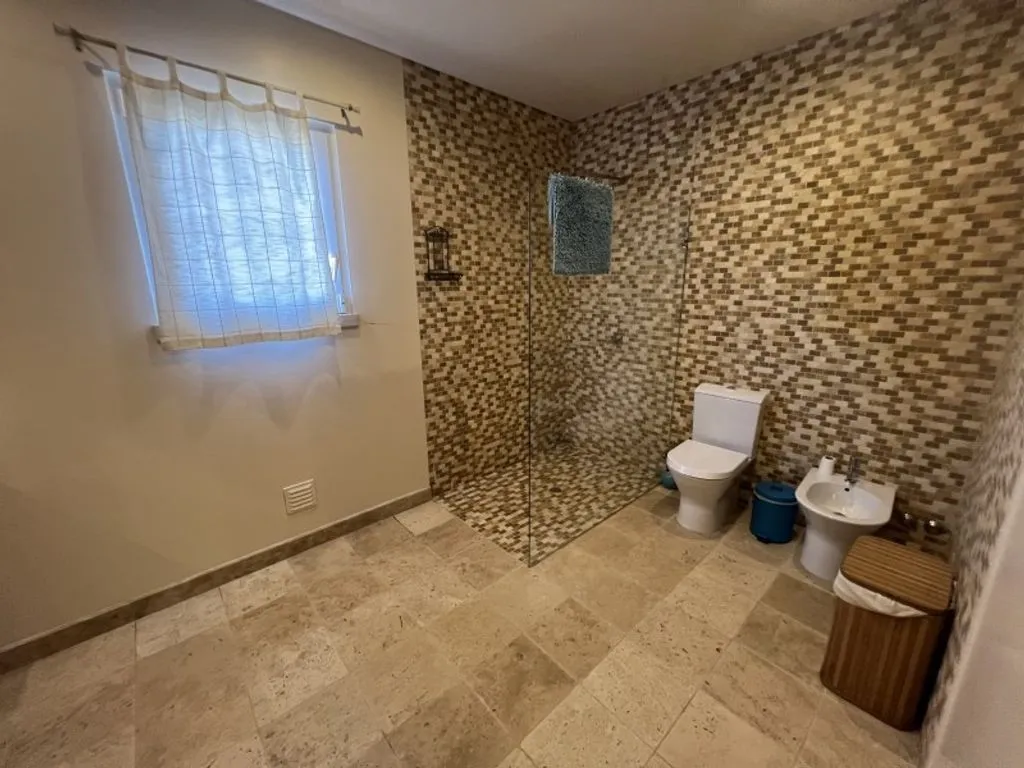 Vannitoad - Luxury Farmhouse with Traditional Architecture in Advagar