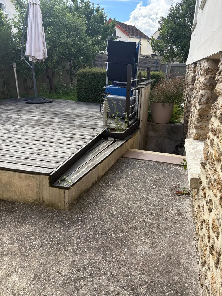 Terrasse - Pavillon avec Sous-Sol et Garage à Sevran