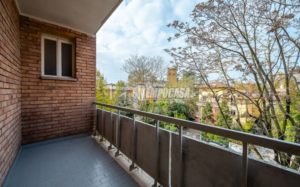Rõdu - Two-Bedroom Apartment with Balconies in Modena
