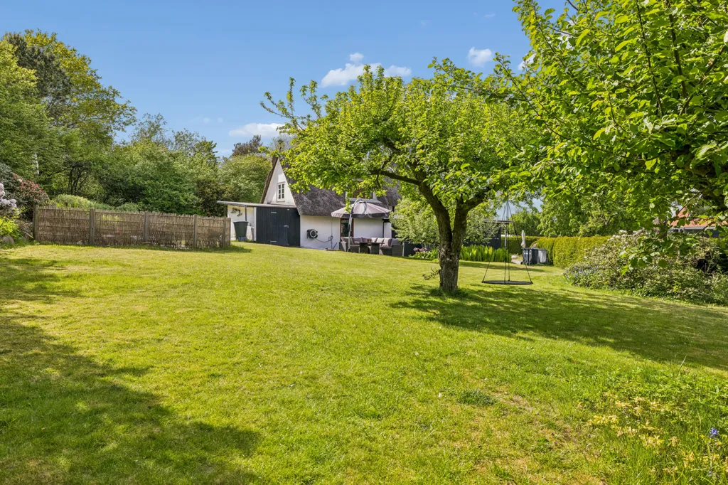 Aed - Straw-Thatched Cottage with Forest View in Odense