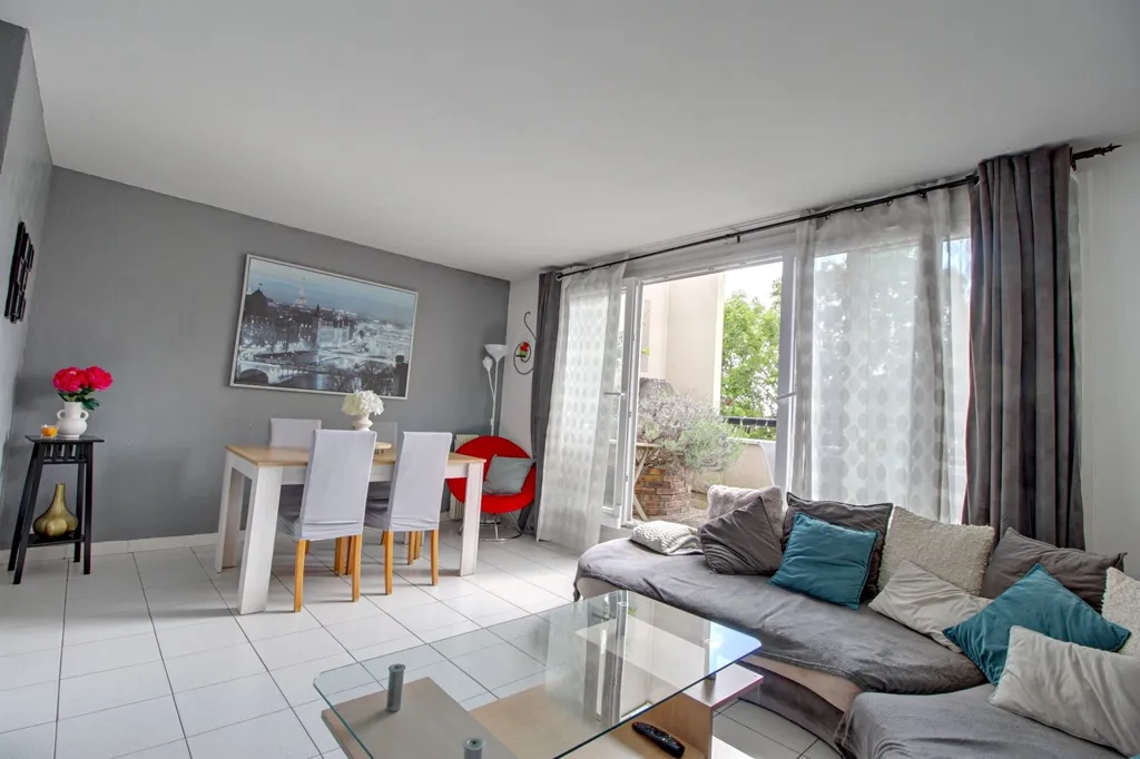 Living Room - Duplex Apartment with Terrace in Cergy