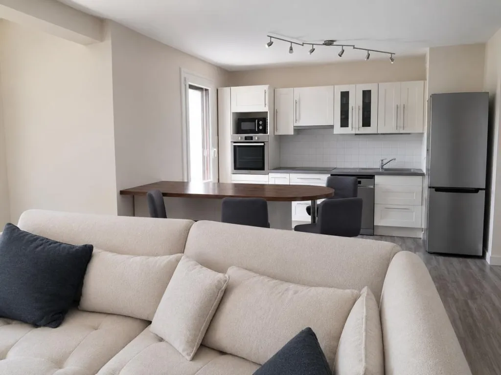 Köök - Well-Maintained 3-Bed Flat with Balconies in Central Location