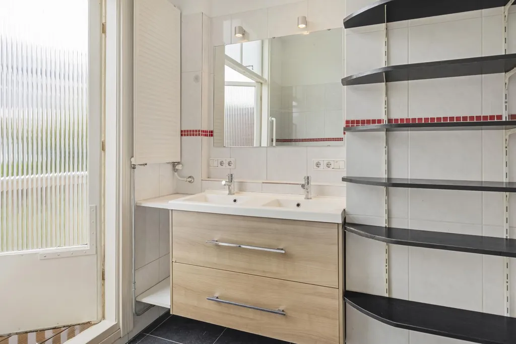 Salles de bain - Herrenhuis with Balcony in Duinoord, The Hague