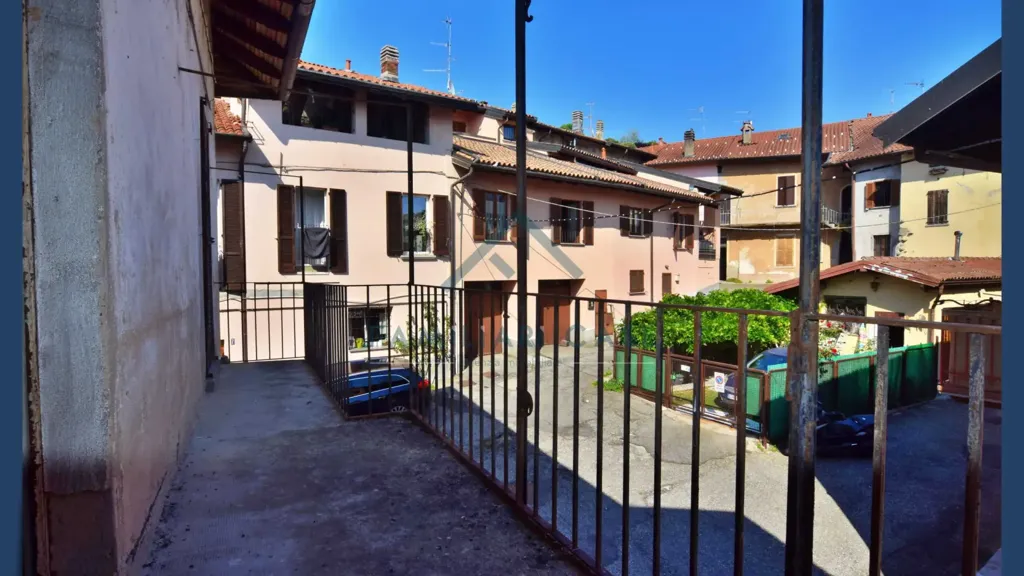 Balcon - Terraced Villa for Renovation in Varese