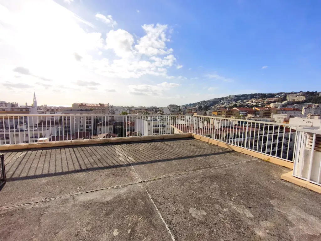 Balcon - Appartement en Dernier Étage avec Terrasses à Nice