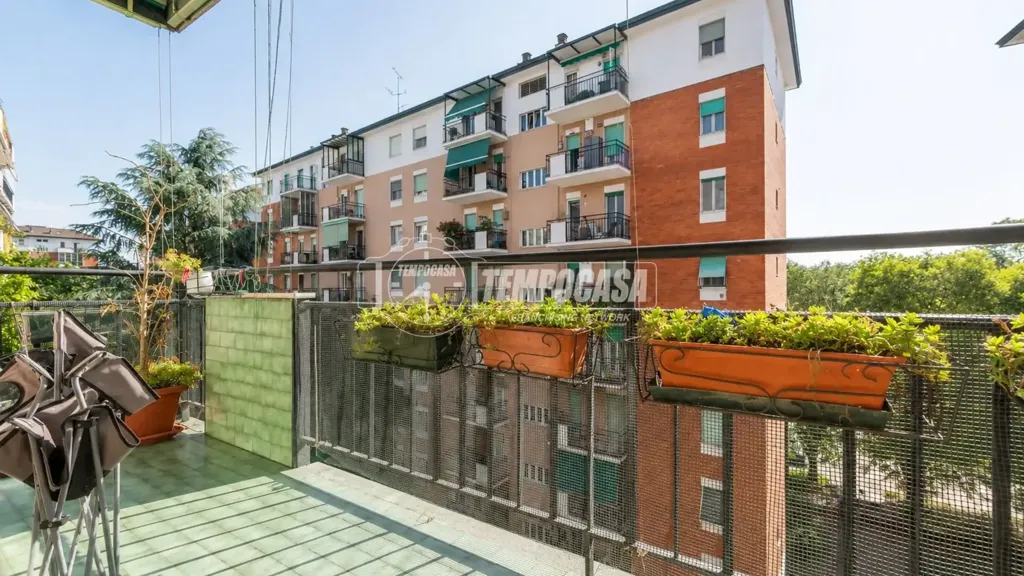 Rõdu - Bright Triplex Apartment with Metro Access in Milan