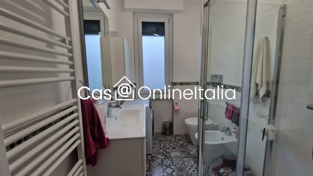 Bathrooms - Rusticated Apartment with Balcony in Florence