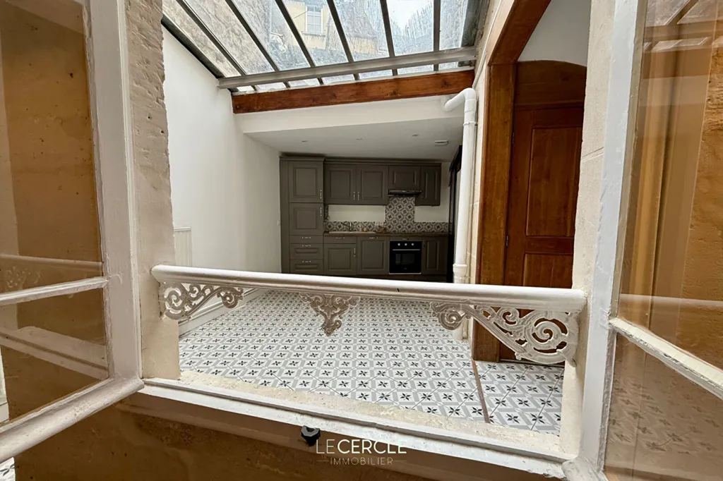 Esik - City Centre House with Three Levels in Senlis