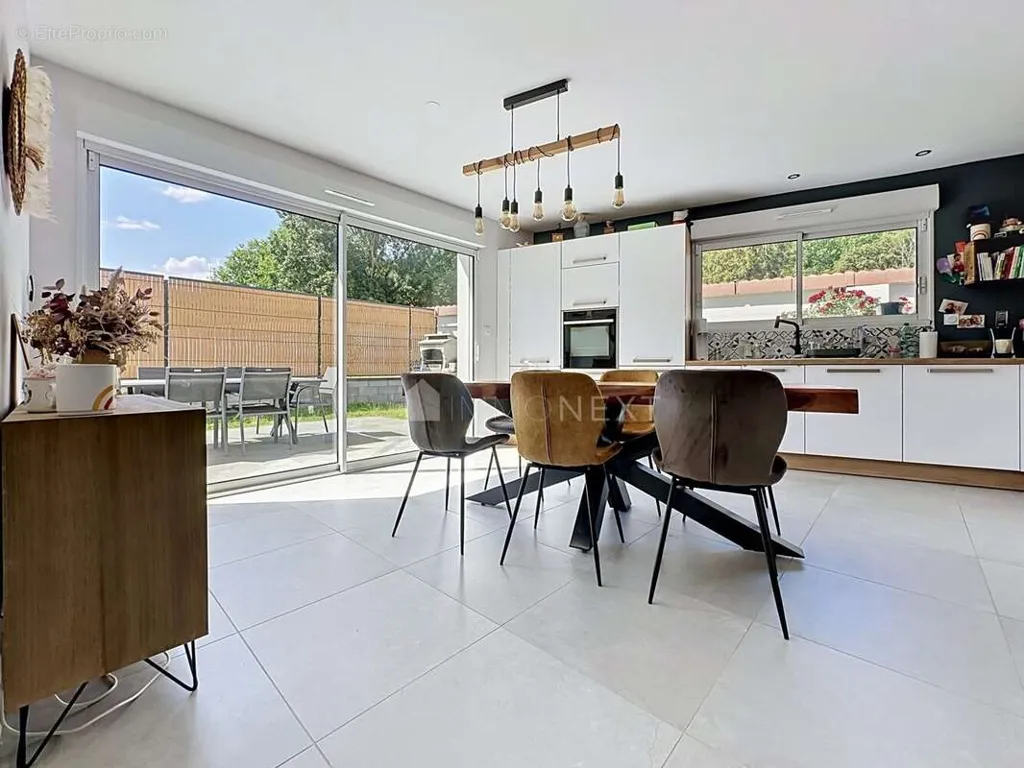 Salle à manger - Maison Contemporaine avec Terrasse à Entrange