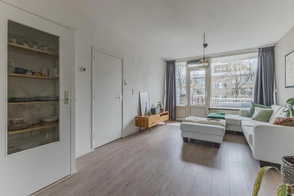 Elutuba - Portiekflat with Zuidas View in Amsterdam