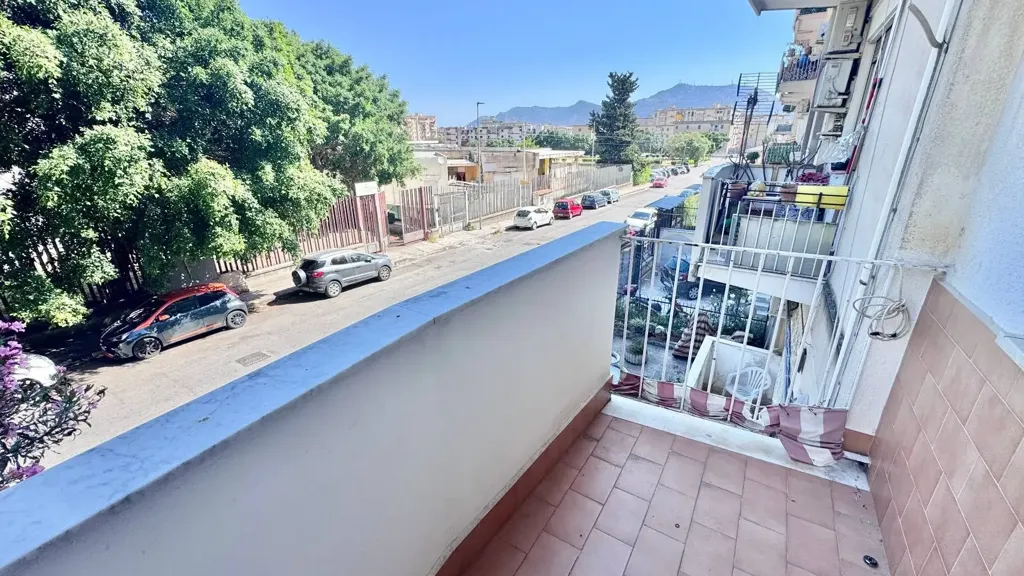 Balcon - 4-Bed Apartment with Balcony in Palermo