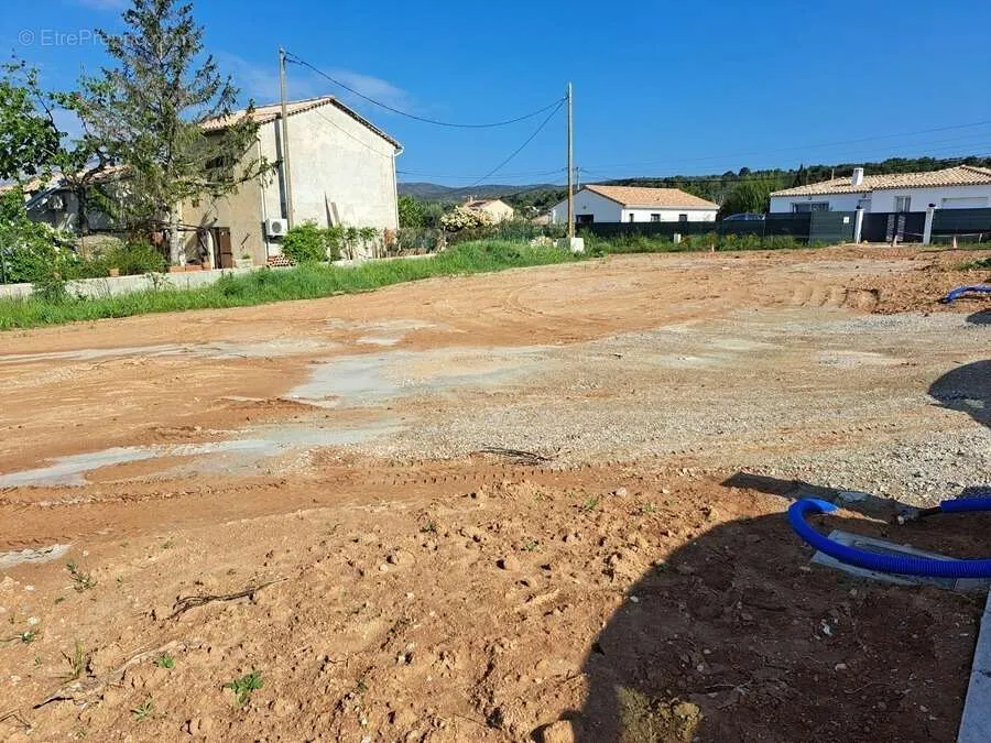 Aed - Viabilised Plot with Garden in Pourrières