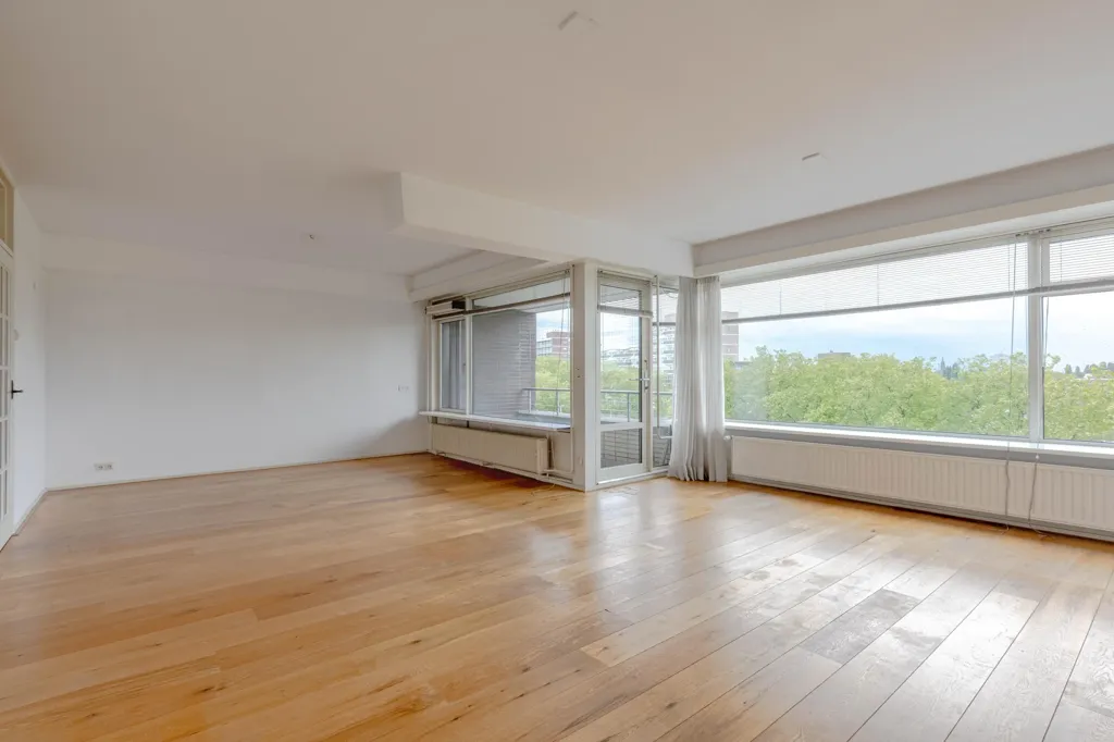 Living Room - 4-Bedroom Flat with Panoramic View in Rotterdam