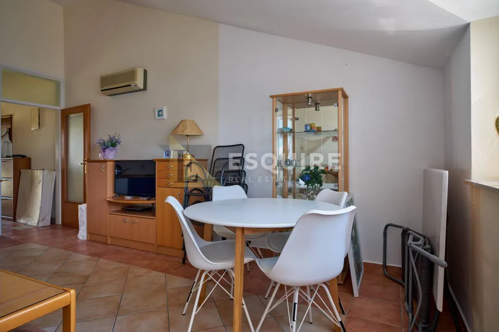 Söögituba - Seafront Apartment with Terrace in Turanj