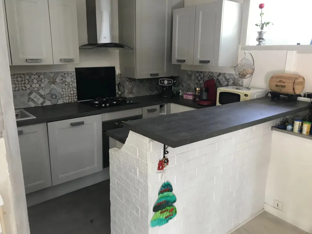 Cuisine - Maison de Village avec Balcon à Sermaise