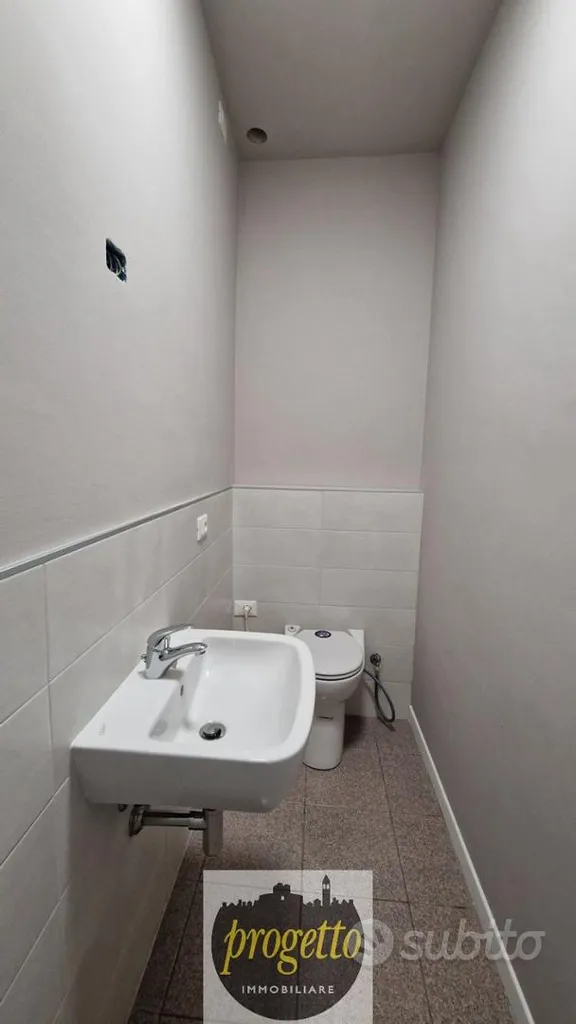 Salles de bain - Modern Office with Terrace in Monfalcone