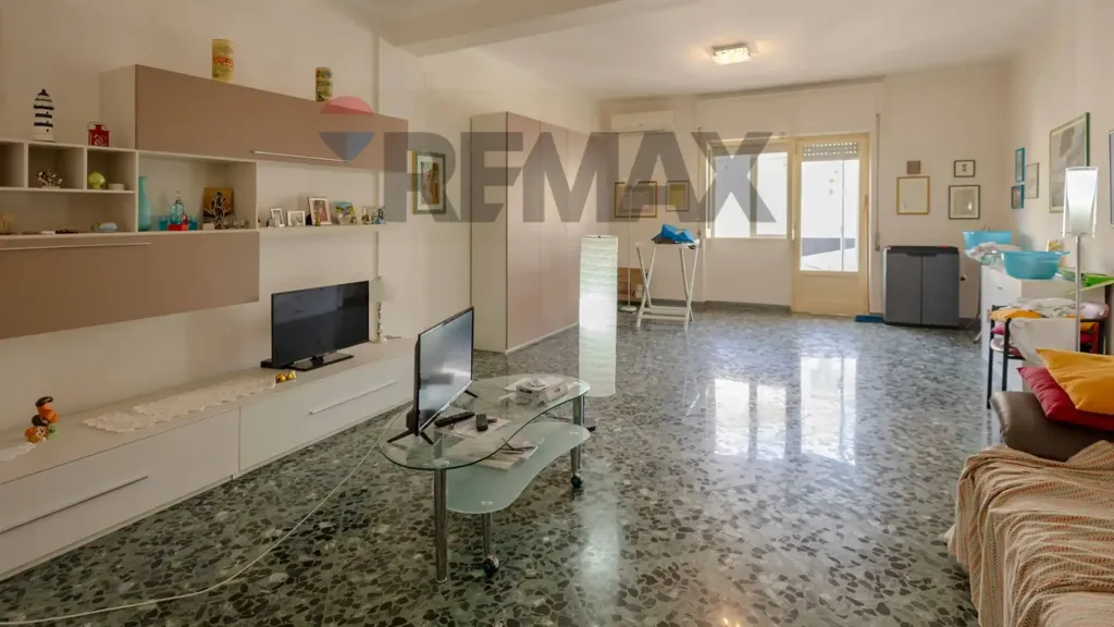 Soggiorno - Bright Apartment with Terrace in Bari's Libertà