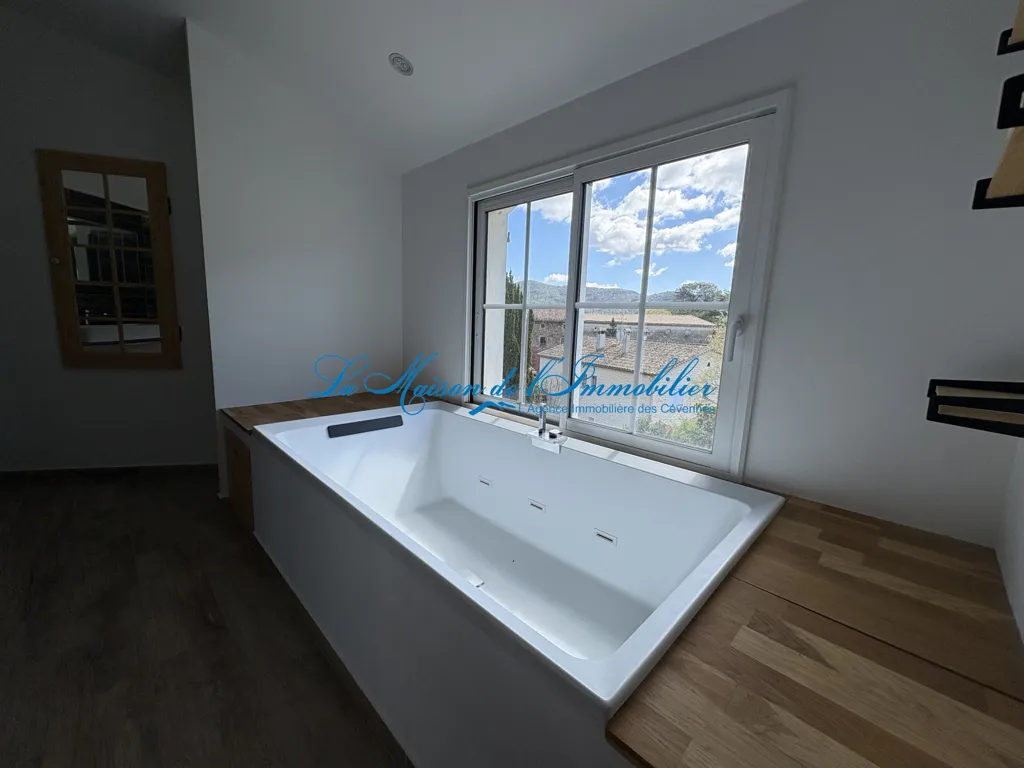 Salles de bain - Mas en pierres avec piscine et gîtes à Les Mages