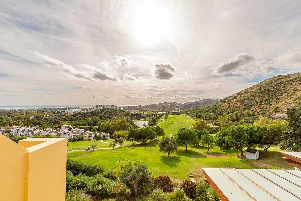 Aed - Duplex with Golf View in Benahavís