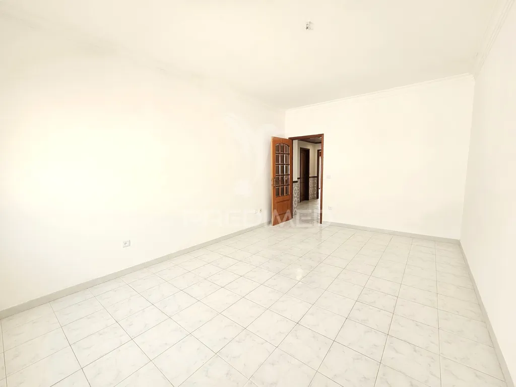 Entrée - Spacious T2 Apartment with Two Fronts in Pinhal Novo