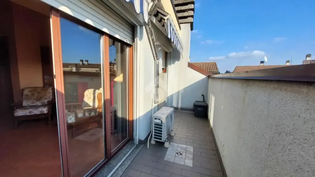 Rõdu - Top-Floor Flat with Balconies in Vittuone