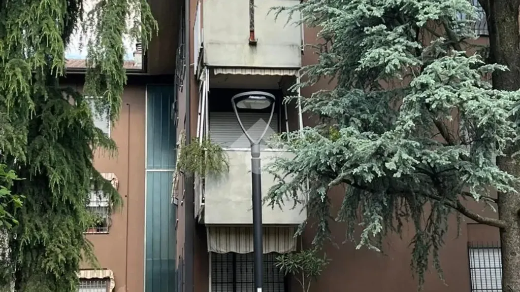 Exterior - Three-Bedroom Apartment with Balcony in Melegnano