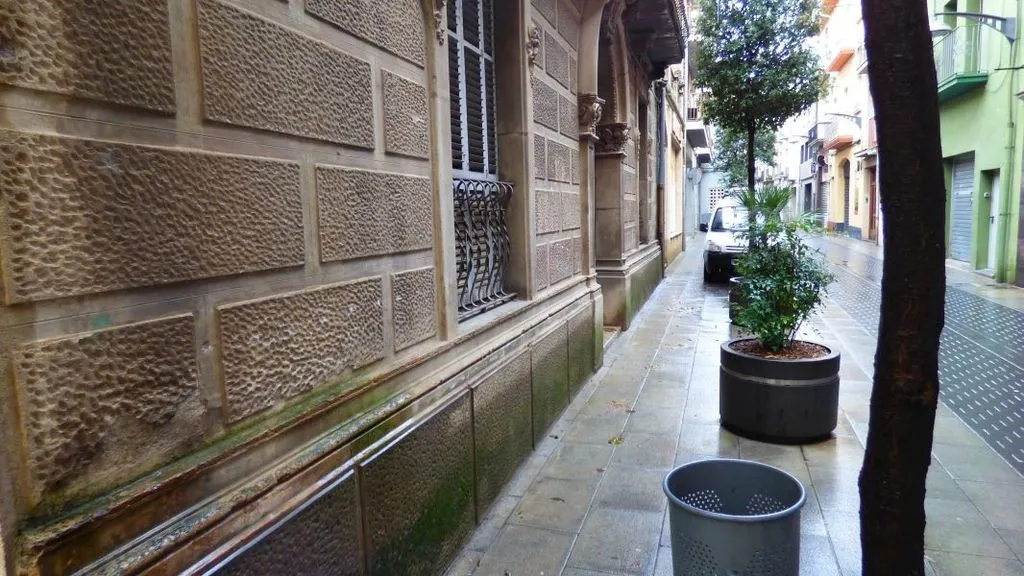 Aed - Modernist Building with Terrace in Olot