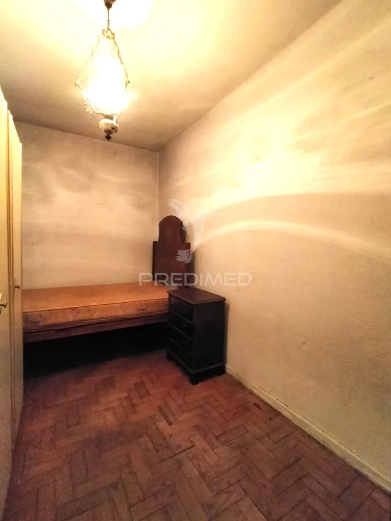 Magamistoad - Inverted Duplex Apartment for Renovation in Alvalade, Lisbon