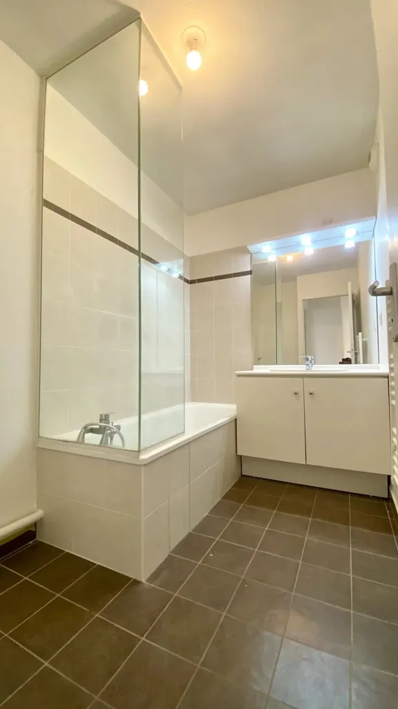 Bathrooms - Type 3 Flat with Balcony in Lyon 9ème