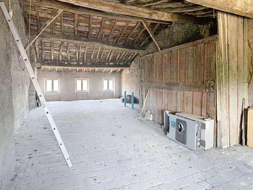 Pièces - Maison de Ville avec Deux Appartements à Pont-de-Vaux