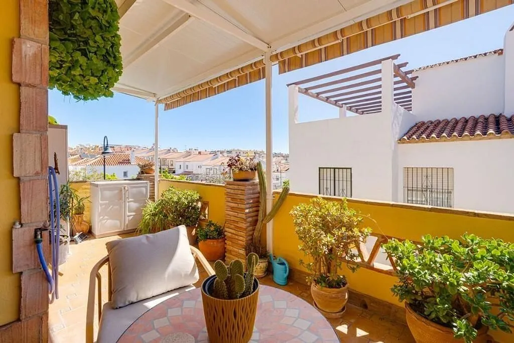 Terrasse - Corner Semi-detached with Pool in Las Lagunas