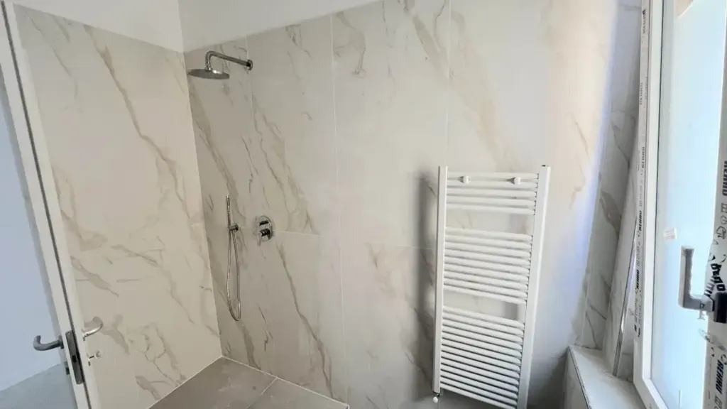 Salles de bain - Rearranged Apartment with Double Bathroom in Florence
