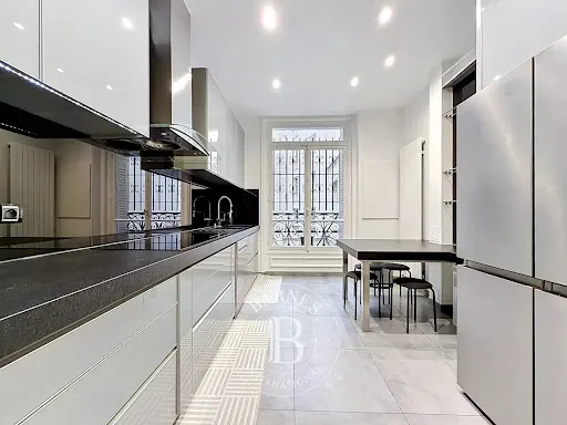 Cuisine - Appartement Haussmannien Meublé à Paris 16ᵉ