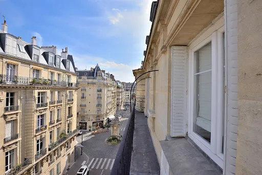 Rõdu - Haussmannian Flat with Balcony in Paris 15th