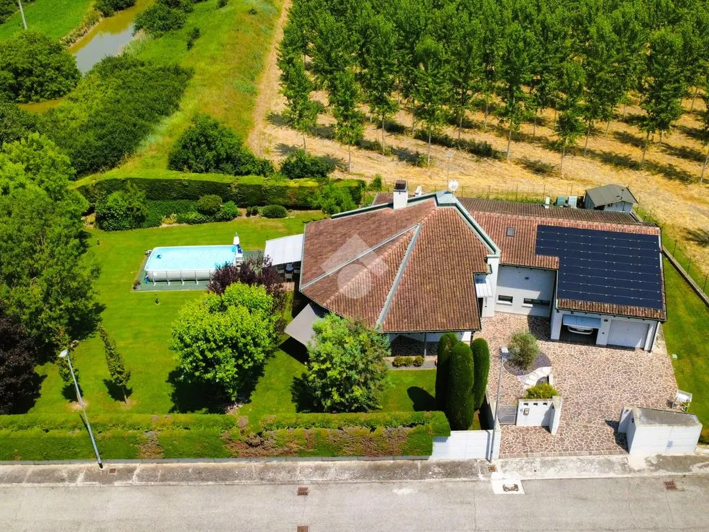 Õhuvaade - Villa with Private Park in Borgoforte